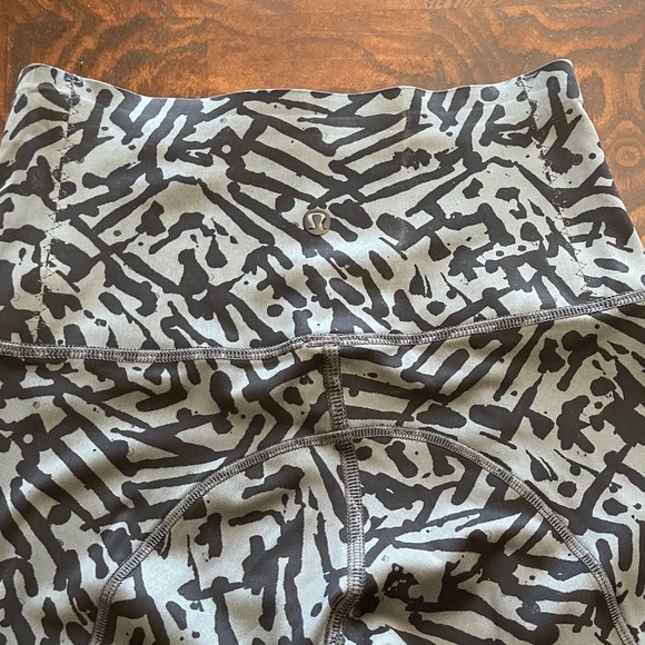 🔥 Lululemon Mesh Panel Cropped Leggings Full-On Luxtreme- 21.5” Inseam- Size 2 - Picture 8 of 9